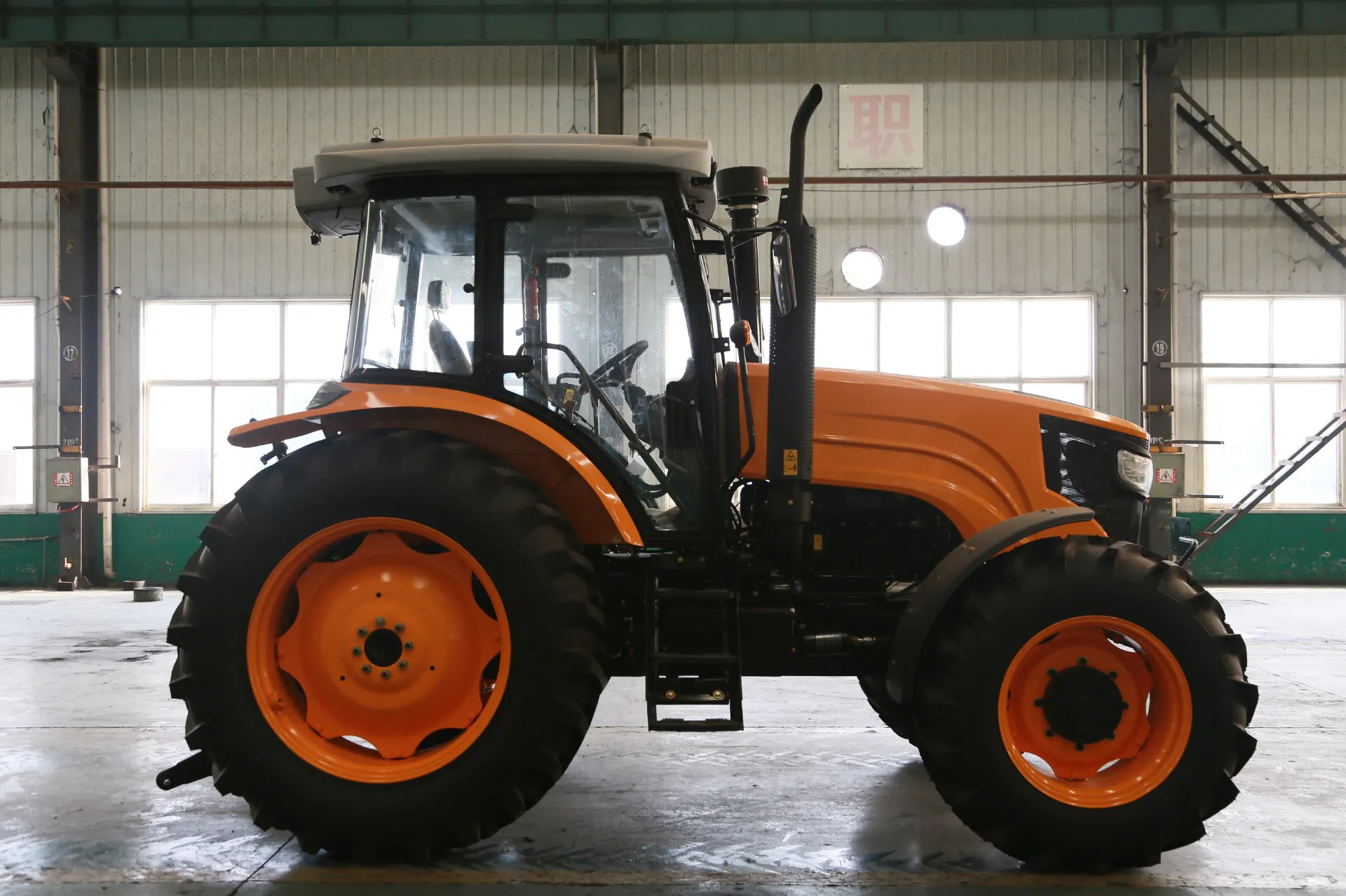 120-160HP Wheeled Tractor